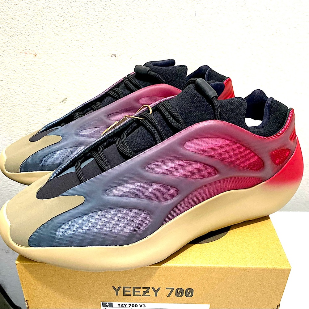 Adidas Yeezy 700 V3 -Fade Carbon size 12
